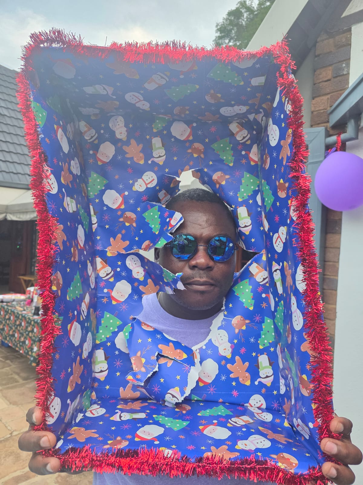 Makatu celebration photo 11: a colleague posing in a festive photo frame